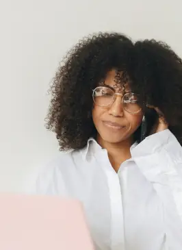 Portrait d'une collaboratrice Connect iT au téléphone, professionnelle et souriante